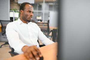 Lager Markt Tag Händler Arbeiten auf Computer mit Multi-Monitor Arbeitsplatz mit Echtzeit Investition Diagramme foto