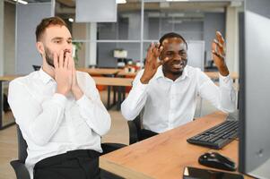 zwei vielfältig Kollegen Händler reden zu jeder andere, Sitzung im das Büro im Vorderseite von mehrere Computer Bildschirme. Lager Handel, Menschen, Geschäft Konzept foto