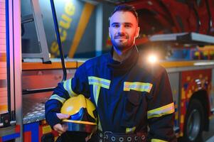 Foto von Feuerwehrmann mit Gas Maske und Helm in der Nähe von Feuer Motor