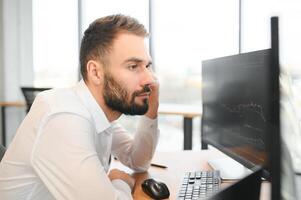 finanziell Analysten und Tag Händler Arbeiten auf ein Computers mit Multi-Monitor Arbeitsplätze mit Echtzeit Aktien, Waren und Austausch Markt Diagramme foto