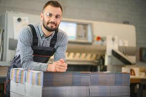 Porträt von ein Drucken Haus Arbeiter foto