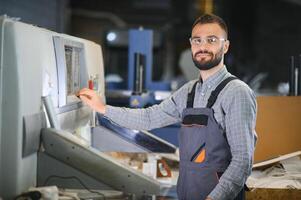 Drucken Haus, experimentiert Techniker funktioniert auf uv Drucker. Produktion Arbeit foto