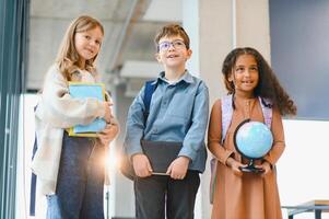 heiter elementar Schule Studenten. zurück zu Schule foto