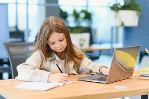 zuerst Tag beim Schule. süß und glücklich wenig Mädchen Kinder mit Laptop Computer, studieren durch online E-Learning System foto