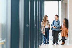 heiter elementar Schule Studenten. zurück zu Schule foto