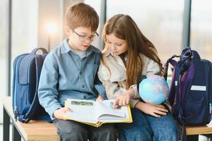 Foto von zwei klein Mädchen Junge Schulkinder