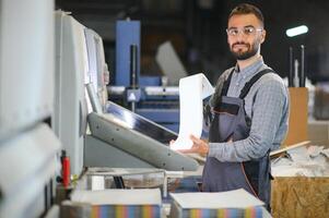 Porträt von ein Drucken Haus Arbeiter foto