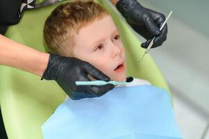 Weinen und schreiend wenig Junge beim das Zahnarzt foto