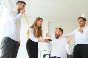 Geschäft Mannschaft feiern ein Geburtstag von Kollege im das modern Büro. foto