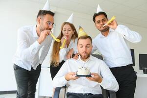 Geschäft Mannschaft feiern ein Geburtstag von Kollege im das modern Büro. foto
