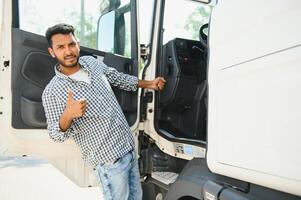 jung indisch Mann Stehen durch seine LKW. das Konzept von Fracht Transport. foto