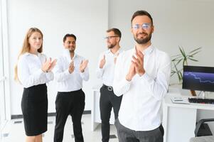 Geschäft Menschen Stand auf das Hintergrund von das Büro Gang foto