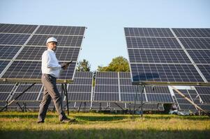 Architekt Stehen durch Solar- Tafeln. foto