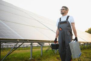 Arbeiter Installation Solar- Paneele draußen foto