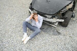 Auto Unfall. Mann nach Auto Unfall. Mann bedauert Beschädigung verursacht während Auto Wrack foto