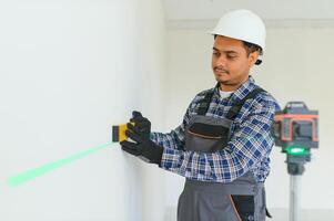 indisch Arbeiter macht Instandsetzung im ein Wohnung foto