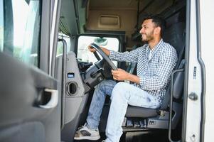 jung indisch LKW Treiber. Konzept von Straße Fracht Transport. foto