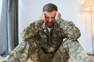 deprimiert Mann zurückrufen Krieg Tage. Porträt von Veteran Soldat Wer hat ptsd foto