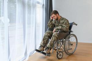 unzufrieden Militär- Mann Sitzung im Rollstuhl. foto