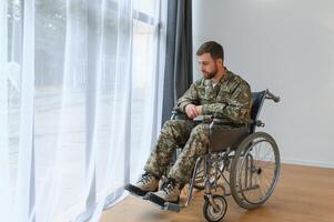 unzufrieden Militär- Mann Sitzung im Rollstuhl. foto