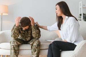 Psychologe unterstützen Militär- Offizier im Büro foto