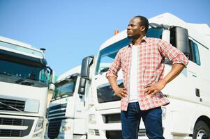 Vorderseite Sicht. jung afrikanisch LKW Treiber ist mit seine Fahrzeug beim Tageszeit. foto