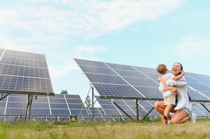 Mutter mit ihr wenig Sohn durch Solar- Paneele foto