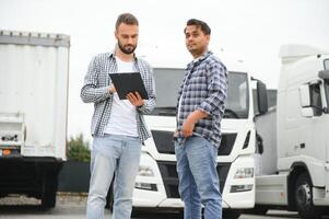 das LKW Treiber geliefert das Ladung zu das Kunde foto