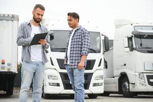 das LKW Treiber erhält Unterlagen zum das Ladung und das Lieferung Route foto