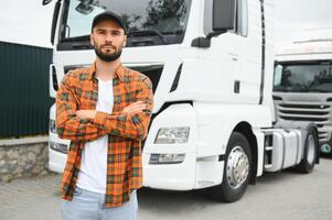 Porträt von jung bärtig Trucker Stehen durch seine LKW Fahrzeug. Transport Service. LKW Treiber Job foto