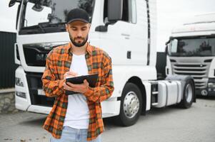 Treiber in der Nähe von groß LKW auf Parkplatz Menge foto