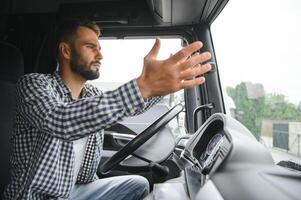 wütend und nervös LKW Treiber Geschrei beim jemand im Verkehr. Schwierigkeiten auf das Straße foto