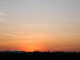 spektakulär Sonnenuntergang über, Orange Sonne steigend oben Über das Horizont foto