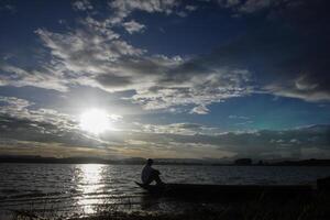 spektakulär Sonnenuntergang über, Orange Sonne steigend oben Über das Horizont foto