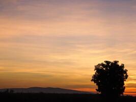 spektakulär Sonnenuntergang über, Orange Sonne steigend oben Über das Horizont foto