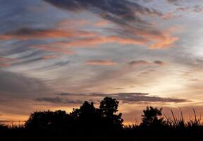 spektakulär Sonnenuntergang über, Orange Sonne steigend oben Über das Horizont foto