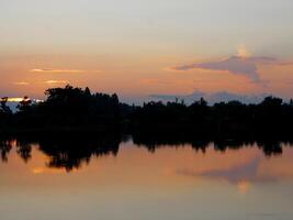 spektakulär Sonnenuntergang über, Orange Sonne steigend oben Über das Horizont foto