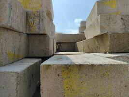 ein Stapel von Ziegel Das aussehen mögen Beton Treppe im das Park foto