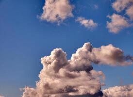 Kumulus Wolken im das Himmel. flauschige Wolke Formen foto