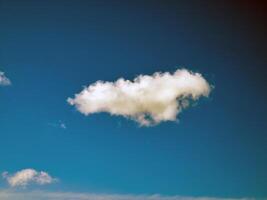 Sommer- Wolken im das Himmel Hintergrund foto