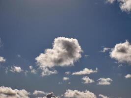 Weiß flauschige Wolken im das Himmel Hintergrund. Kumulus Wolken foto