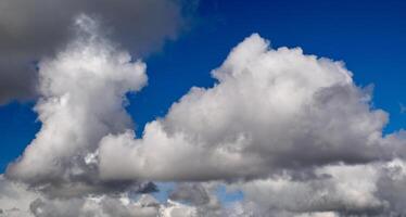 Weiß Kumulus Wolken im das tief Blau Sommer- Himmel. flauschige Wolken Hintergrund foto