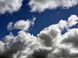 Sommer- Wolken im das Himmel Hintergrund foto