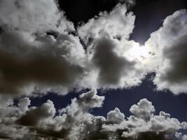 Sommer- Wolken im das Himmel Hintergrund foto