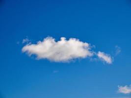 Weiß flauschige Wolken im das Himmel Hintergrund. Kumulus Wolken foto