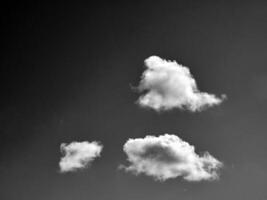 schwarz und Weiß Wolken im das Himmel Hintergrund foto