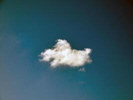 Sommer- Wolken im das Himmel Hintergrund foto