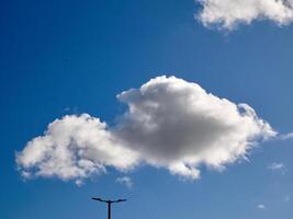 Kumulus Wolken im das Himmel. flauschige Wolke Formen foto