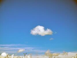 Sommer- Wolken im das Himmel Hintergrund foto