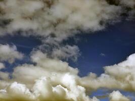 Sommer- Wolken im das Himmel Hintergrund foto